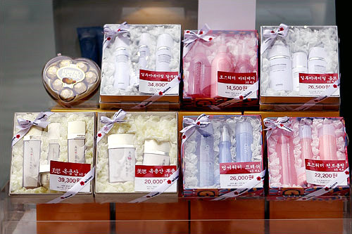 化粧品・韓国コスメ
女性にはありがたい化粧品を名節に贈ることも。