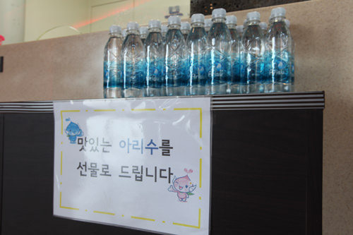 お土産にもらえるアリスの水