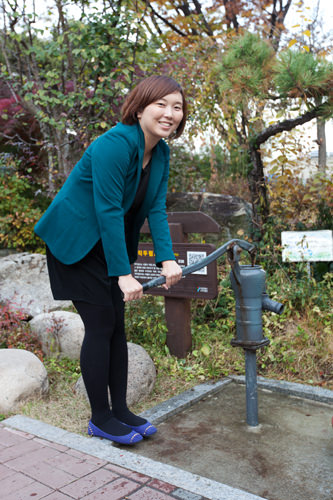 水のくみ上げを体験