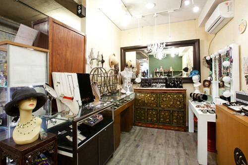ピアスやリング、ネックレスなど
アクセサリー類も豊富