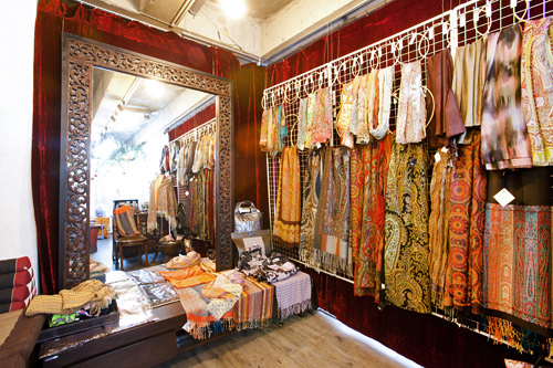 スカーフやバッグも販売