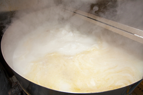 看板メニューのソルロンタンは、24時間煮込んだ牛骨スープが自慢