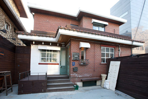 ひっそりとした路地裏に位置