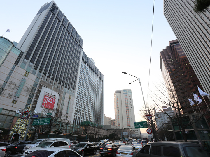 新世界百貨店~明洞ロッテタウン前
おなじみの明洞大通り。いつもは車で溢れる大通りを爽快にラン!