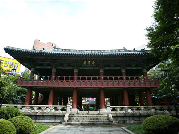 普信閣
鍾路の大通りに入ってすぐ。大晦日の鐘つきで有名な鐘楼。