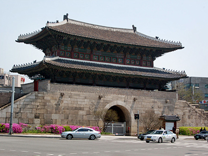 興仁之門(東大門)
首都の東を守る城郭門。神聖なパワーを感じながらラン!