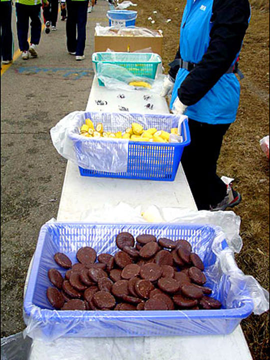 20キロ、30キロの給水所にはバナナやチョコパイも!