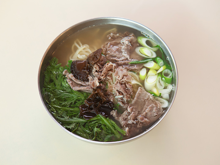 人気メニューの「牛肉入り麺(トゥレグクス)」は具がたっぷり