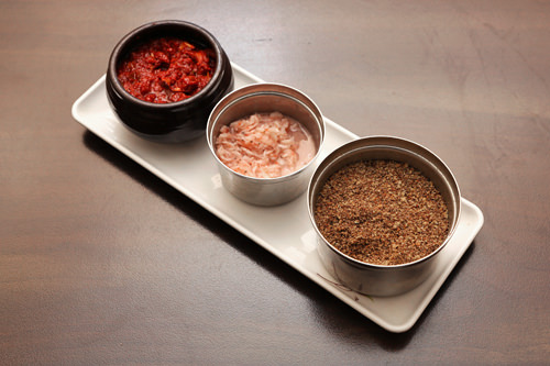 (左から)ピリ辛の自家製タデギ(唐辛子粉ベースの薬味)、
アミエビの塩辛、エゴマの粉