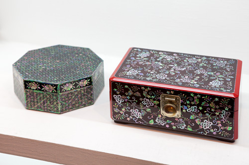 貴重品入れなどの用途で使われる
螺鈿漆器