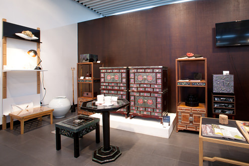 螺鈿細工が見事な大型の家具や照明グッズも