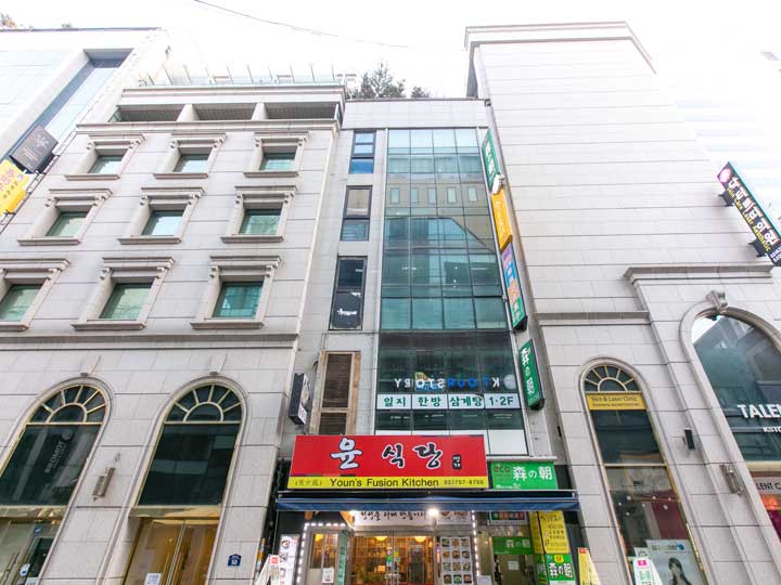お店はビルの４階に位置