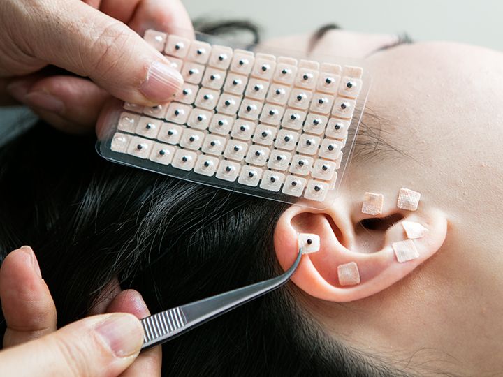 4.耳つぼセラミドパッチ
耳つぼにセラミドパッチを貼ると、耳セラピーの効果をより長く維持させると共に、ダイエット効果が期待できます。