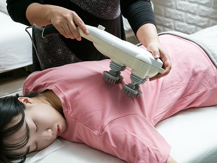 4.全身マッサージ
全身のストレッチを行い、凝り固まった筋肉を機器を用いてほぐしたら、手を使ったリラックスマッサージを行います。