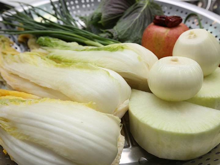こだわりの新鮮野菜
(白菜はキムチ用に塩漬け)