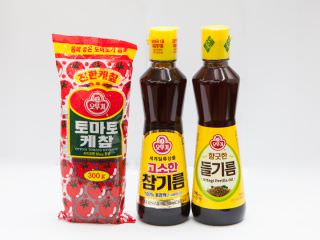 オットゥギ(左から)「トマトケチャップ」300g、「香ばしいゴマ油」320ml、「香りのよいエゴマ油」320ml