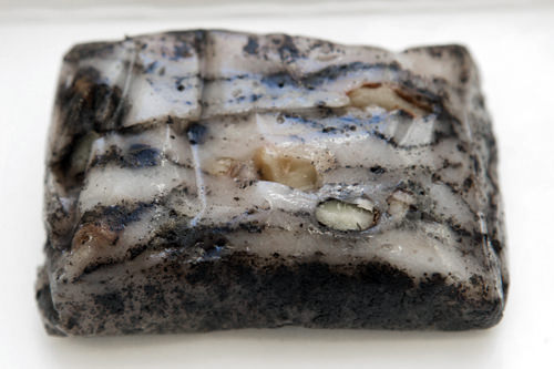 黒ゴマの雲模様のもち米蒸し餅(ケクルムトッ)