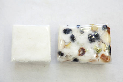 (左から)白い蒸し餅(ペッソルギ)、豆入り蒸し餅(モドゥムソルギ)