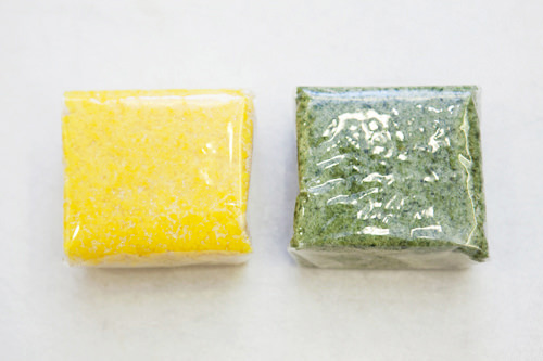 (左から)かぼちゃの蒸し餅(ホバッソルギ)、よもぎの蒸し餅(スッソルギ)