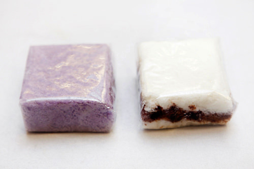 (左から)ブルーベリーの蒸し餅
(ブルルベリソルギ)、チョコ入り蒸し餅(チョコソルギ)