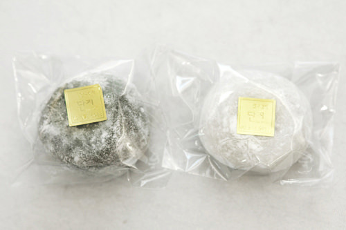 (左から)よもぎ大福(スッモチ)、大福(ヒンモチ)