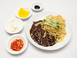 「平たい唐辛子ジャージャー麺」