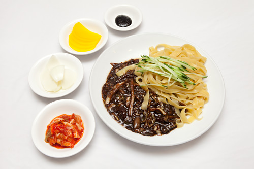 「平たい唐辛子ジャージャー麺」