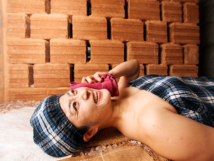 3.塩釜サウナ
ごろごろとした塩の固まりが敷き詰められた塩釜サウナ。湯気が立ち込めるドーム内の温度は100度前後にまで上がるそう。肩こりや腰痛、二日酔いの解消にもぴったり。