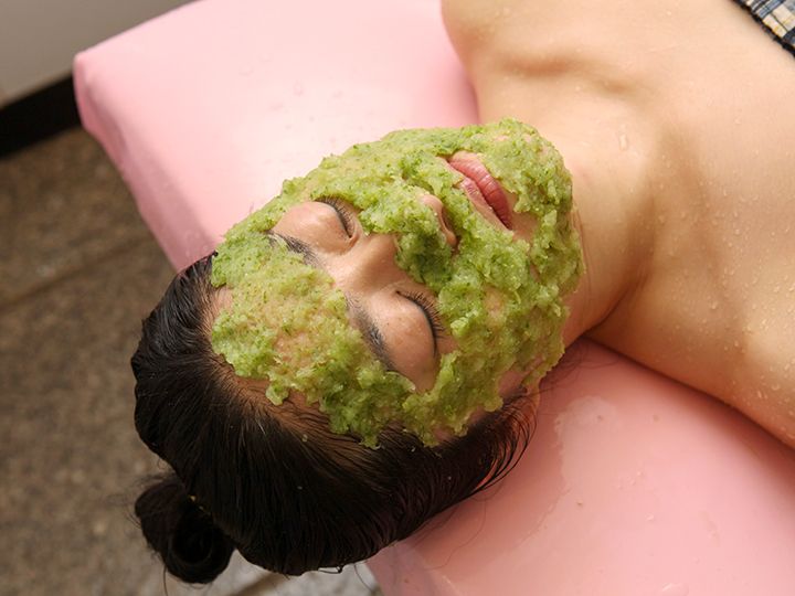 6.キュウリパック・軽いオイルマッサージ
アカスリ後の肌をオイルで保湿。乾燥を防ぎ、しっとりとした肌に仕上げます。新鮮なキュウリを丸々1本おろしてつくられるキュウリパック。ひんやりとしたキュウリがほてった肌を鎮静します。