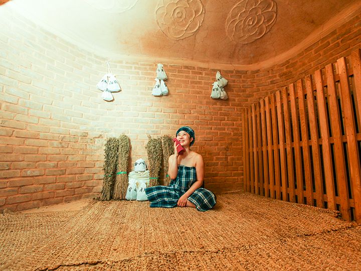 2.汗蒸幕
汗蒸幕のドームの中へ。数分座っているだけで、汗がじわっとにじみ、体が芯からじっくりと温まります。汗とともに体の老廃物が外に排出され、デトックス効果も。