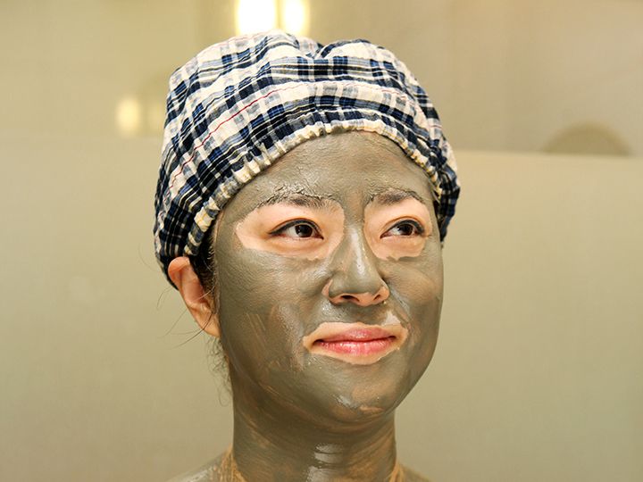 7.マッドペインティング
顔から足まで全身に泥を塗り、温風器のある専用ルームで乾燥。泥の吸着力で毛穴の汚れを落とし、なめらかな肌へと導きます。