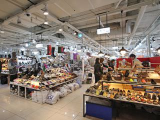 地下１階「 女性靴、バッグ売り場」