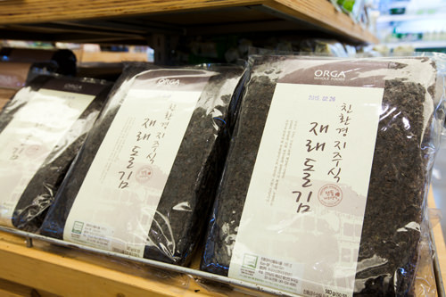 全羅南道の海で伝統方法で製造される岩海苔(チェレトルギム)