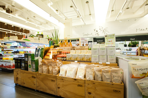 穀類、野菜類など多様な原材料を
丸ごと凍結乾燥させ粉末にした健康食品