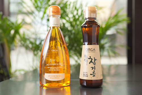 (左)オーガニック甘味料の有機アガベシロップ(ユギアガベシロッ)、(右)韓国産の発芽ゴマを使ったごま油(クッサン パラ チャムケロ マンドゥン チャムギルム)