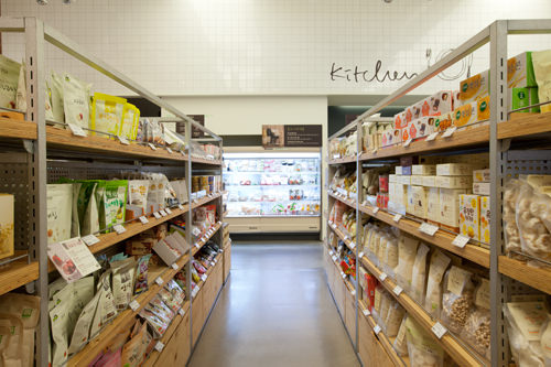 お土産に喜ばれるお菓子。人体へのリスクを限りなく抑えた健康スナックが並ぶ