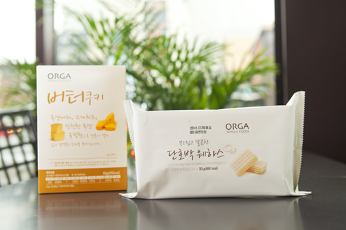 (左)韓国産バターを使ったバタークッキー(ボトークキ)、(右)自然な甘さを感じるかぼちゃウェハース(プドゥロッコ タルコマン タノバッ ウェハス)