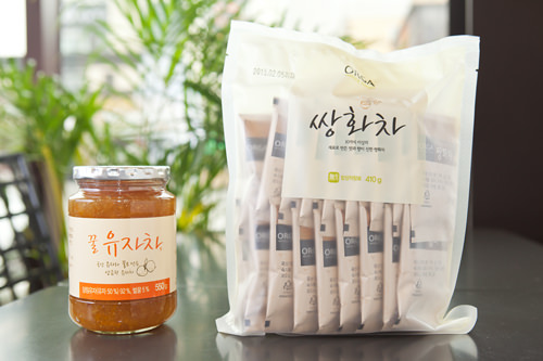 (左)有機農砂糖と韓国産蜂蜜で漬けた柚子茶(クルユジャチャ)、(右)10種類以上の韓方材で作ったサンファ茶