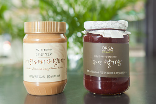 (左)ナッツの香ばしさがおいしい有機農ピーナッツバター(ユギノン クリミ ピノッボトー)、(右)化学添加物ゼロの有機農イチゴジャム(ユギノン タルギジェム)