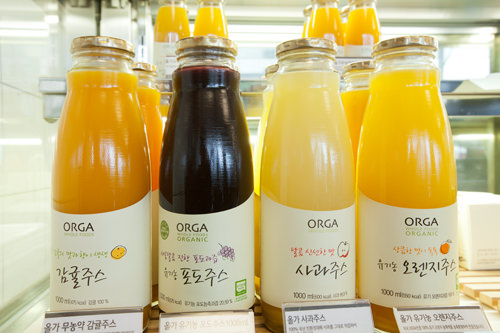 有機農フルーツで作られたジュース。(左から)みかん、ブドウ、りんご、オレンジ