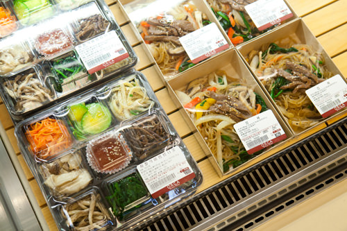 (左)ナムル盛り合わせ(サチャルシッ ピビンパッ ナムル)、(右)チャプチェ