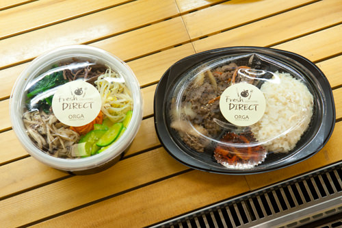 (左)有機農5種類ナムルのビビンバ(チンファンギョン タソッカジ ナムル ビビンバッ)、(右)韓牛プルコギ丼
(ハヌプルコギトッパッ)