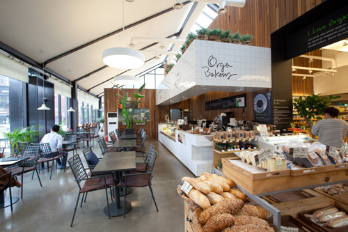 カフェのイートインスペース。デリで買ったものをこちらで食べてもOK