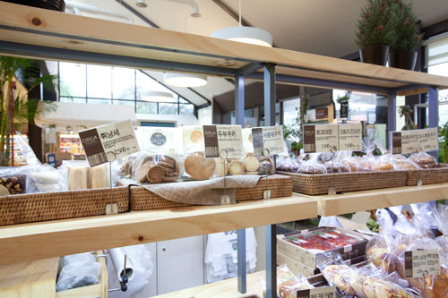 菓子パンからハード系パンまで揃う