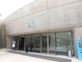 「A1」と書かれたアートホール入口