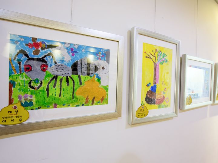 幼稚園児が描いたうんちの絵を展示