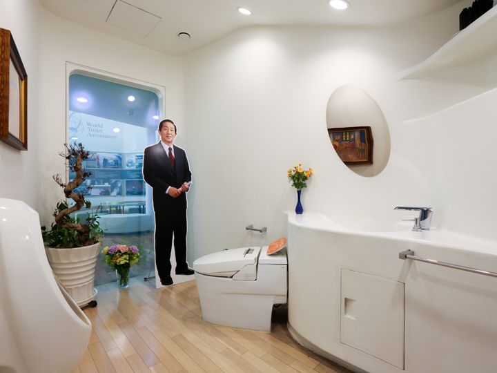 博物館の中央に位置。透明ガラスがスイッチを押すと
曇りガラスに早変りし、外から内部が見えなくなる面白トイレ