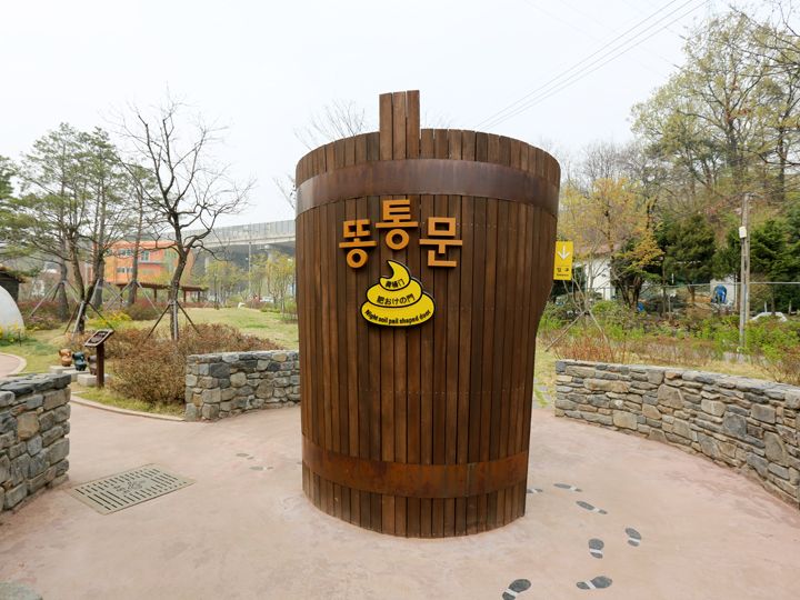 韓国では大便は財の象徴とも。
肥桶型の門を通れば金運UP?!