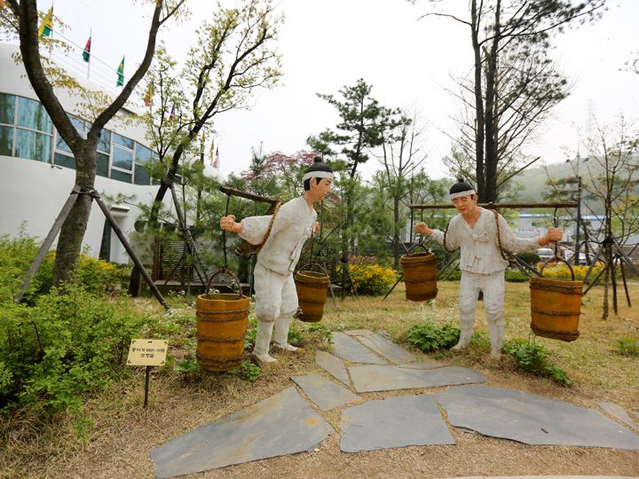 糞尿桶を担ぐ人々。
農耕時代はとても貴重だった肥料