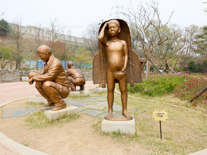 お漏らしをしない良い子に育つようにという親の願いが込められている風習を表したもの